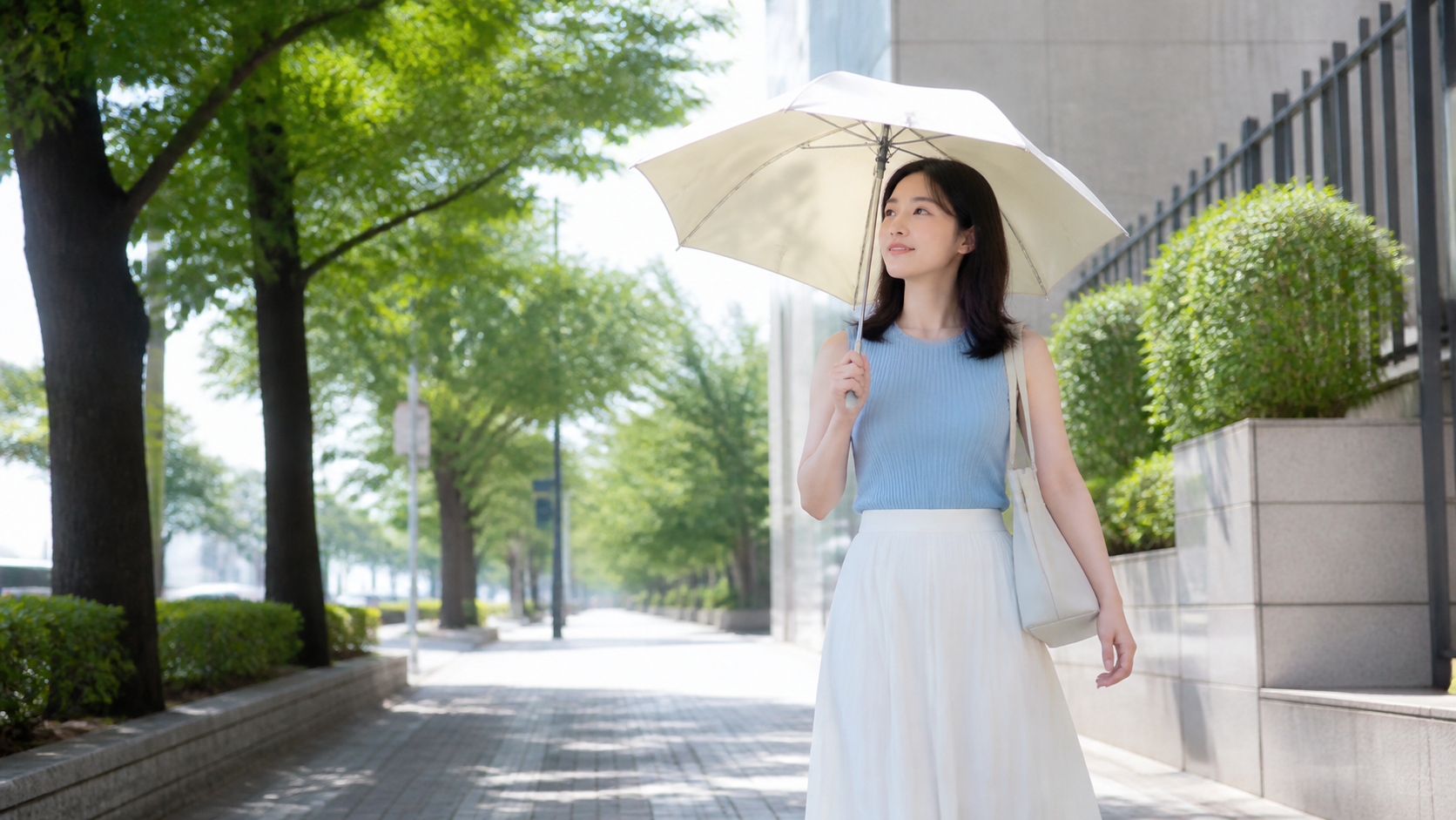 夏の街中で日傘を使うイメージ