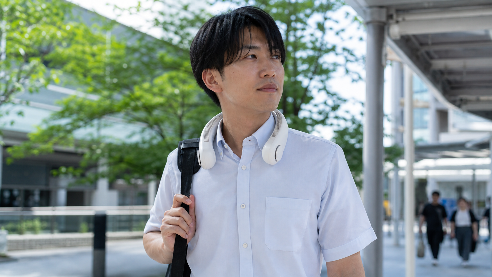通勤時に首掛け扇風機を使うイメージ